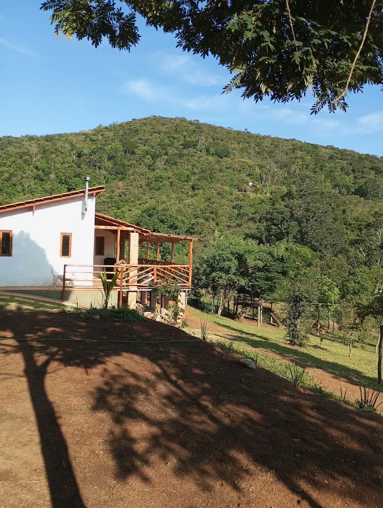 Chalé com varanda de frente para o morro